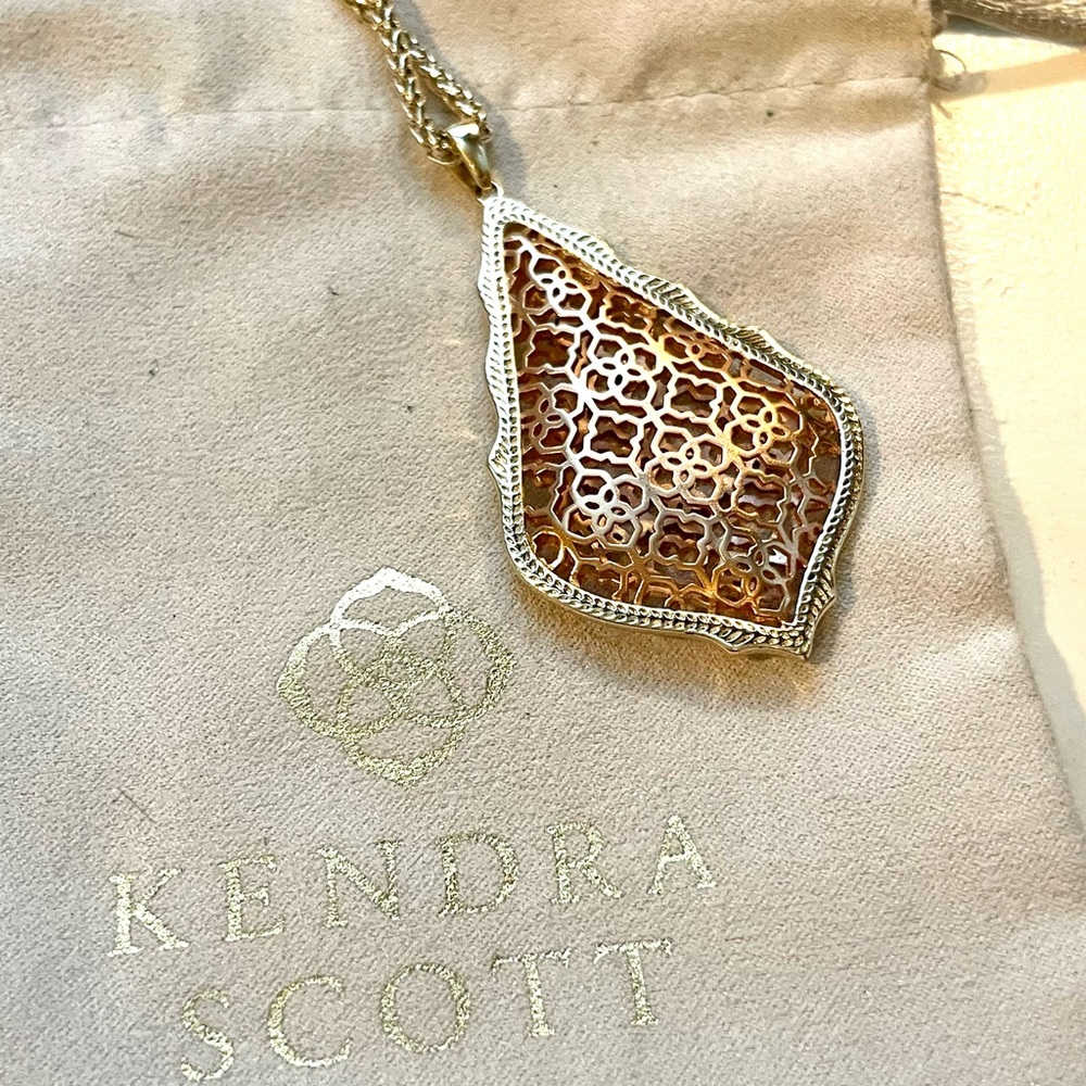 Kendra Scott necklace